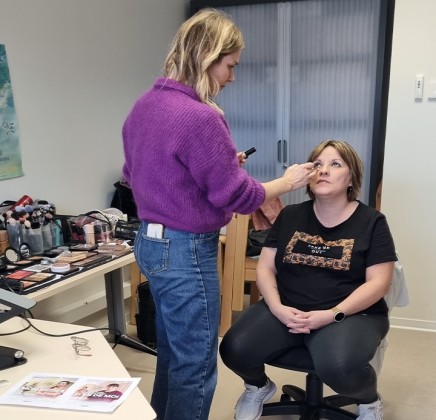 Thérèse au maquillage