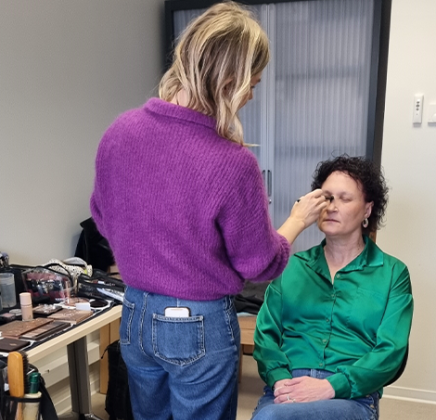 Dominique au maquillage.