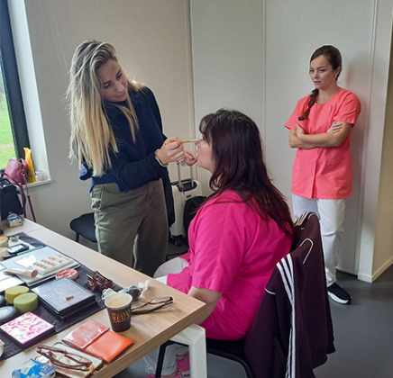 Océane au maquillage