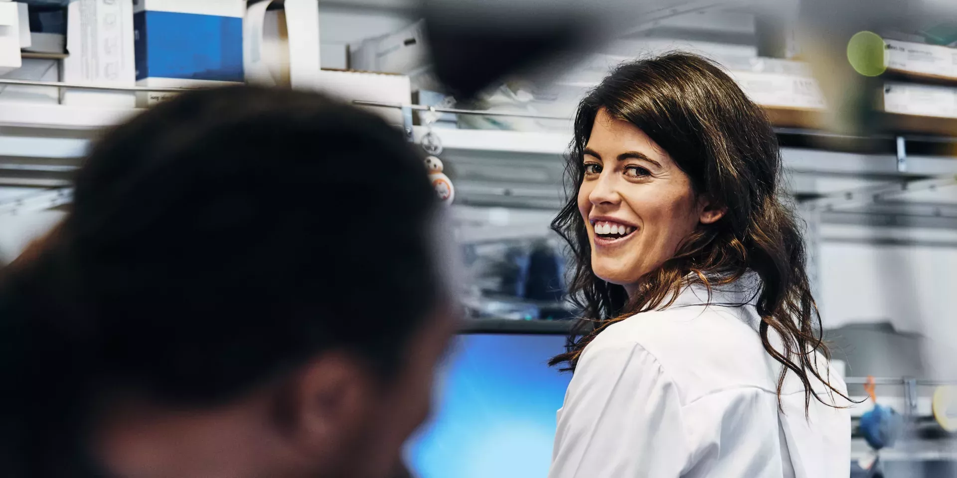 Personnes se regardant dans les yeux